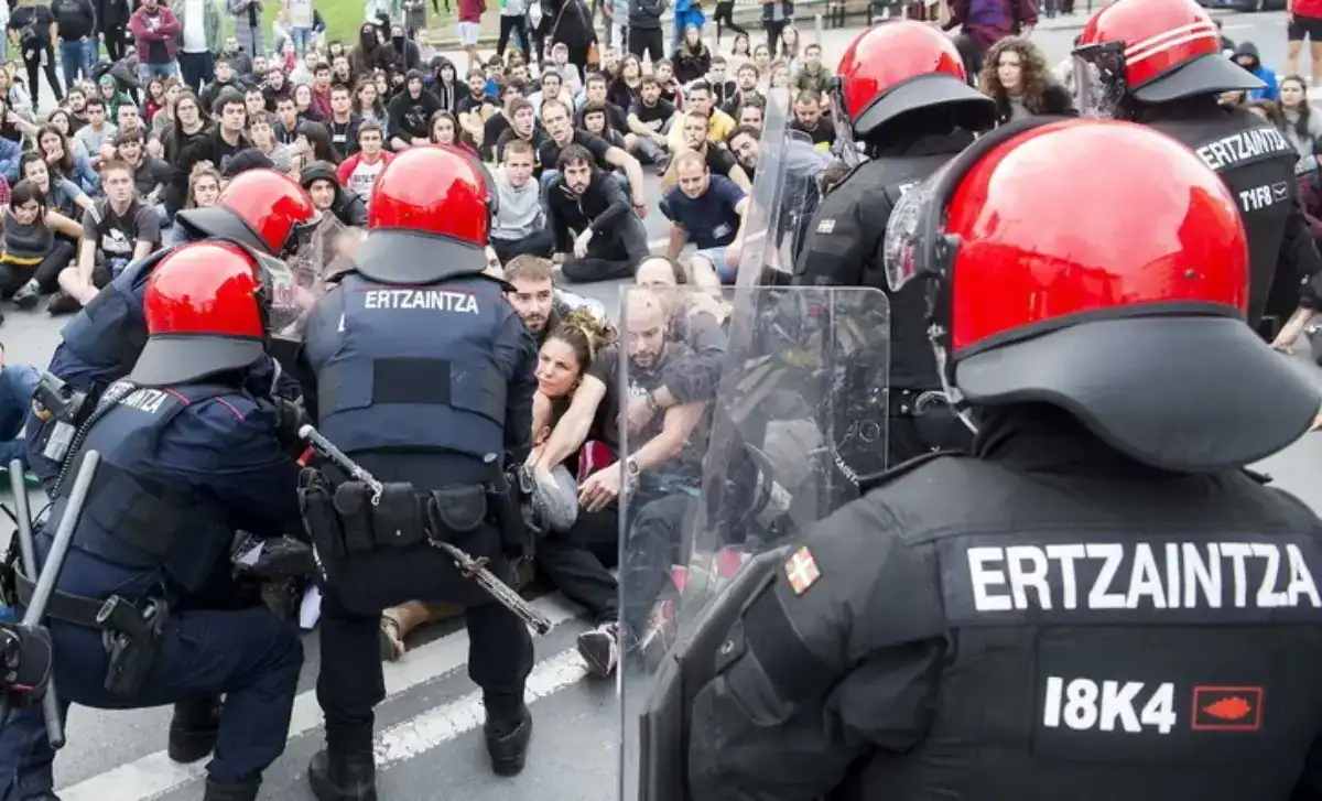 Actuación de la Ertzaintza contra la sentada a favor de la independencia de Catalunya en los accesos a Bilbo en octubre de 2019. (Luis JAUREGIALTZO | FOKU)